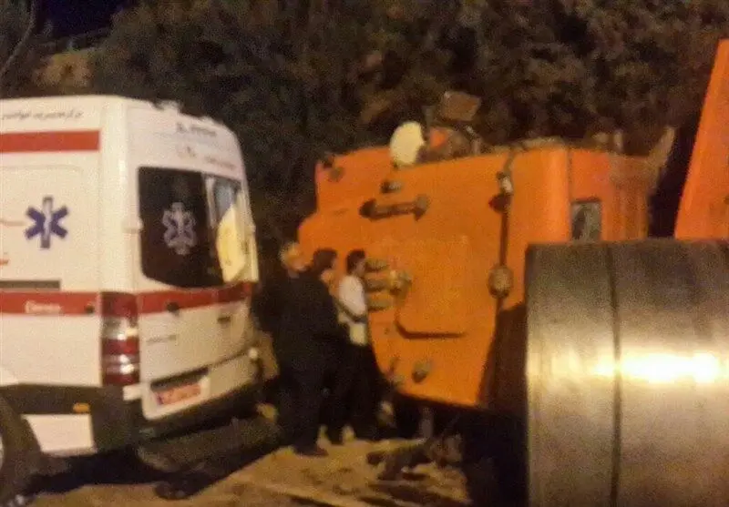 له شدن خودروی پلیس زیر تریلر واژگون