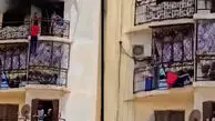 فیلم / همه مات ماندند؛ صعود از ساختمان 10 طبقه برای نجات کودکان