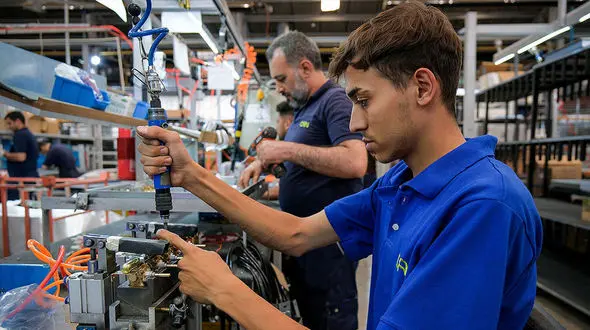 کارفرمایان از اتباع استفاده می کنند چون از ارتباط با نسل الفا و زد خسته شده اند/ مدرک دانشگاهی دارند اما تمایل به مهارت آموزی ندارند