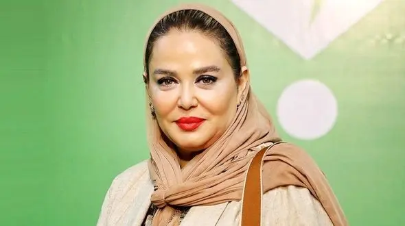 نگاهی به ماشین فوق لاکچری و لوکس بهاره رهنما +عکس/ چه ژستی هم با ماشین گرفتن خانم بازیگر