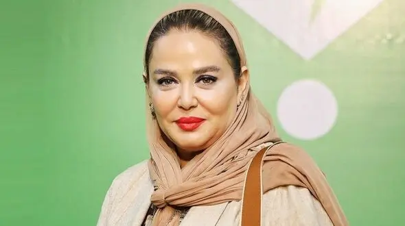 نگاهی به ماشین فوق لاکچری و لوکس بهاره رهنما +عکس/ چه ژستی هم با ماشین گرفتن خانم بازیگر