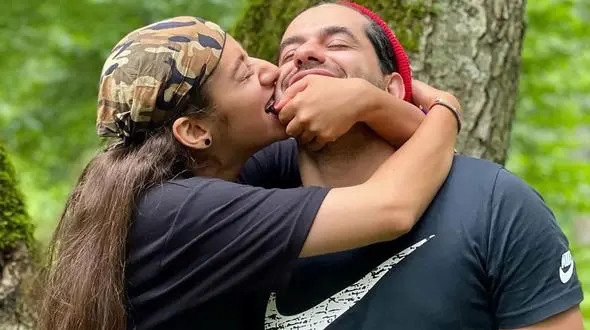 این عکس خصوصی آقای خواننده را به حاشیه برد ! / رضا بهرام جنجالی شد + عکس ها