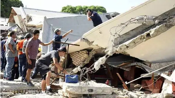 زمین زیر پای عروس و داماد ایتالیایی خالی شد / سکانس سریال پایتخت به واقعیت پیوست + عکس