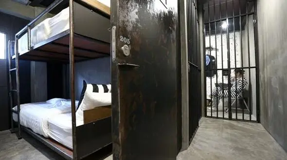 هتلی که یک زندان است + فیلم  و عکس