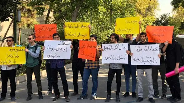 تجمع دانشجویان همزمان با سخنرانی رئیس‌جمهور در دانشگاه تهران
