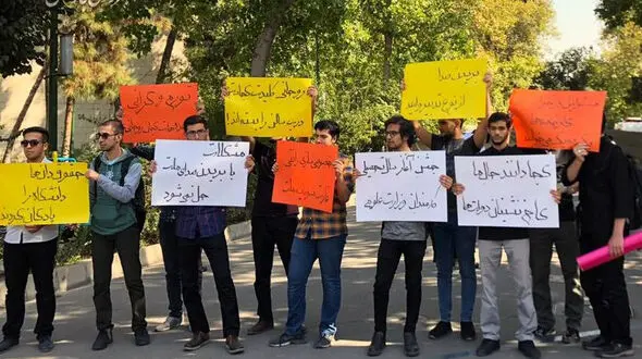تجمع دانشجویان همزمان با سخنرانی رئیس‌جمهور در دانشگاه تهران