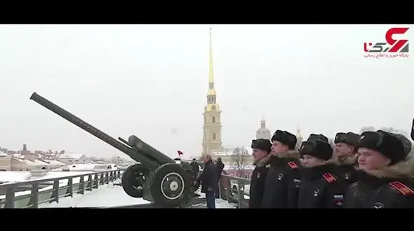 لحظه‌ی شلیک توپ توسط پوتین در سن پترزبورگ+فیلم