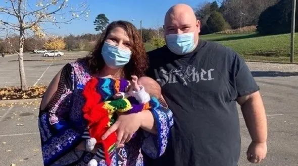مادر کرونایی یک ماه پس از تولد نوزادش از کما بیرون آمد + عکس