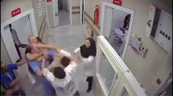 فیلم درگیری خشونت‌آمیز در درمانگاه شهریار / پزشک و پرسنل هدف حمله قرار گرفتند