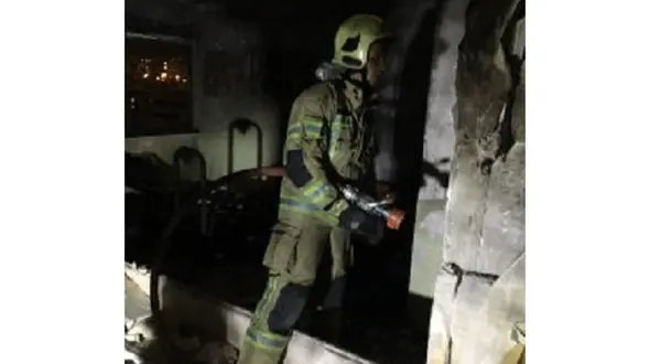 انفجار مجتمع 80 واحدی در خیابان اکباتان/ آتش نشانان 12 نفر از ساکنان را از میان دود و آتش نجات دادند + تصاویر 