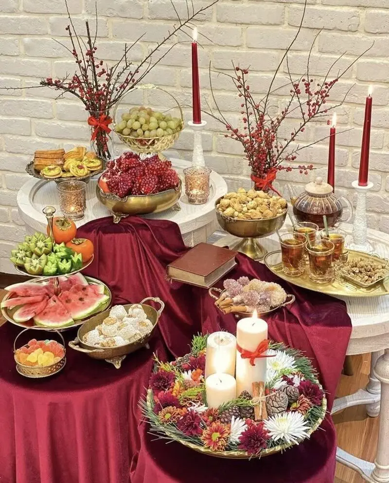 ایده چیدن میز شب یلدا | ۳۰ ایده چیدن میز شب یلدا شیک و عروس‌پسند ترند ۱۴۰۴ با چیدمانی باکلاس و خیره‌کننده!