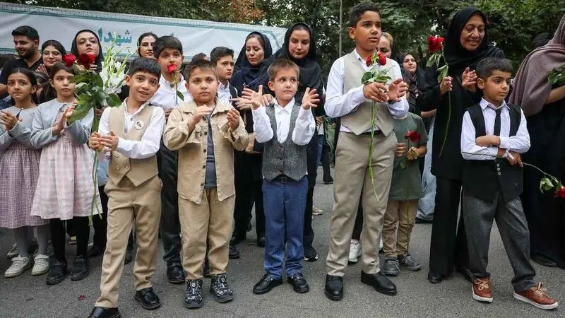 مسعود پزشکیان عصر روز سه‌شنبه( ۱۴ مرداد) با حضور در مجتمع خدمات بهزیستی و شیرخوارگاه آمنه، در مراسمی که به منظور گرامیداشت یاد شهدای کودک و خردسال تجاوز رژیم صهیونیستی برگزار شده بود شرکت کرد.