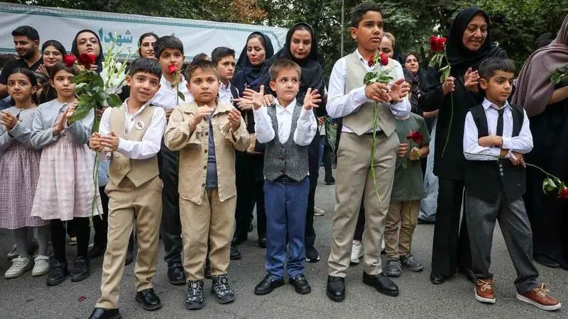 مسعود پزشکیان عصر روز سه‌شنبه( ۱۴ مرداد) با حضور در مجتمع خدمات بهزیستی و شیرخوارگاه آمنه، در مراسمی که به منظور گرامیداشت یاد شهدای کودک و خردسال تجاوز رژیم صهیونیستی برگزار شده بود شرکت کرد.