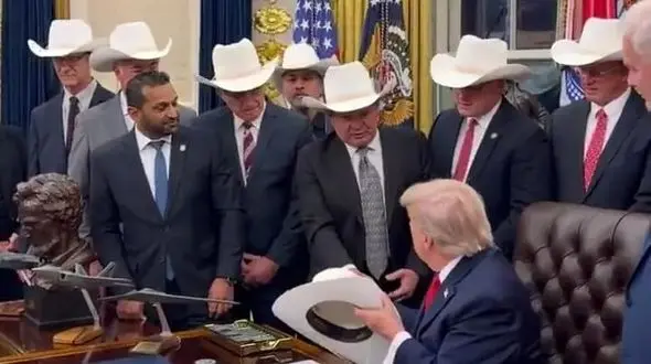 چرا ترامپ کلاه گاوچرانی سر کرده بود؟