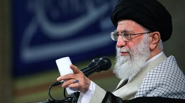 پاسخ رهبر انقلاب به اشخاصی که ایشان را از ورود به مسئله بنزین نهی می‌کردند