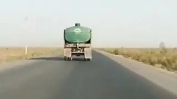 فیلم لحظه تصادف وحشتناک کامیون با مینی‌بوس کارگران معدن در جاده زرند / «یا ابوالفضل، همه را کشت»