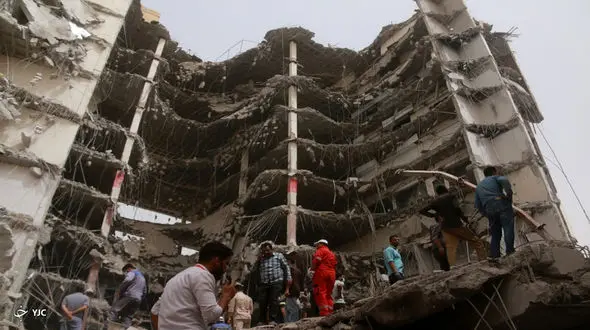 خیابانهای اصلی مقابل متروپل آبادان همچنان مسدود هستند