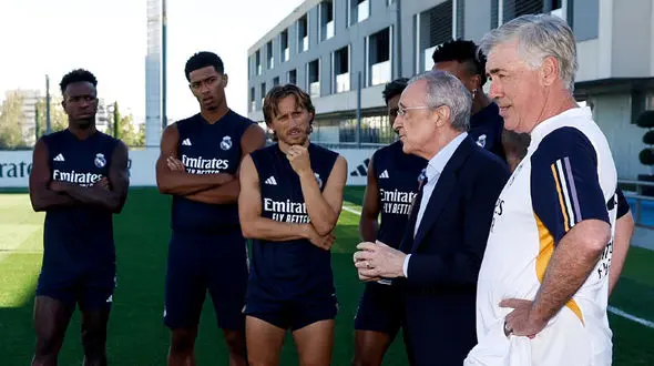 میهمان ویژه تمرینات رئال مادرید/ خوش و بش با بازیکنان و آنچلوتی + تصاویر