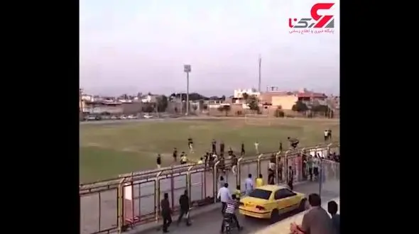 لحظه ضرب و شتم شدید تیم داوری فوتبال در اندیمشک+ فیلم