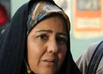 نگاهی به میز عزای شیک و بدون تجملات زویا امامی، همسر هنرمند کاظم هژیر آزاد/ دیزاین زیبا با گَل، شمع، خرما و حلوا