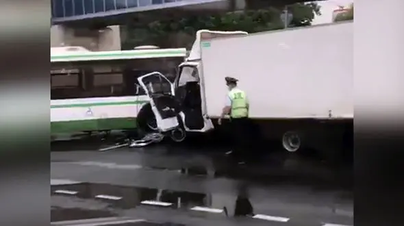 تصادف کامیونت با اتوبوس موجب جان باختن یک مسافر شد + فیلم