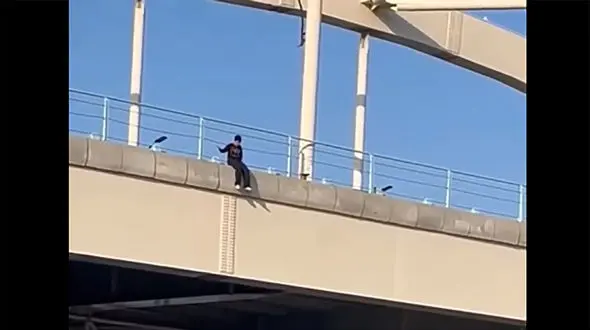 فیلم لحظه خودکشی دختر 15 ساله از روی پل بابلسر / دختر نوجوان غافلگیر شد