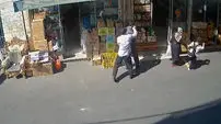 فیلم لحظه سرقت موبایل در روز روشن بازار تهران/ دزد دونده موبایل را در کمتر از ۱۰ ثانیه ربود!