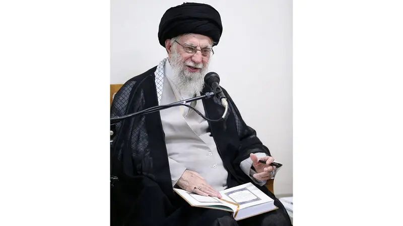 حضرت آیت‌الله خامنه‌ای رهبر معظم انقلاب اسلامی ظهر امروز در دیدار خانواده‌های شهدای نیروی پدافند هوایی ارتش
