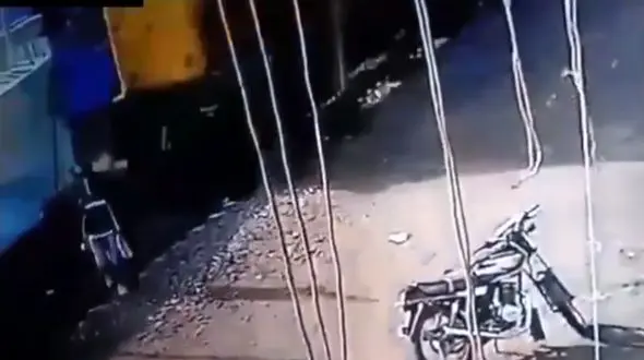 فیلم لحظه فرار از چنگال فرشته مرگ در تصادف قطار با مرد جوان