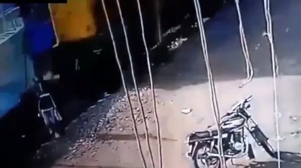 فیلم لحظه فرار از چنگال فرشته مرگ در تصادف قطار با مرد جوان