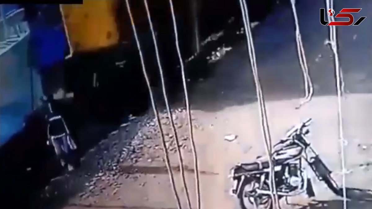 فیلم لحظه فرار از چنگال فرشته مرگ در تصادف قطار با مرد جوان