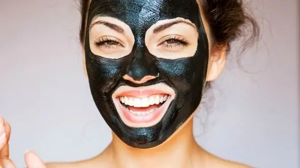 ماسک سیاه برای مقابله با جوش های سر سیاه