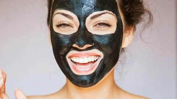 ماسک سیاه برای مقابله با جوش های سر سیاه