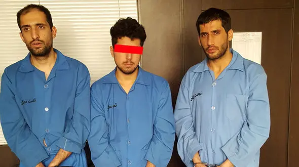 این 2 سمند سوار را می شناسید؟/این مردان خشن روی راننده های زن در خیابان اسلحه می کشیدند+عکس