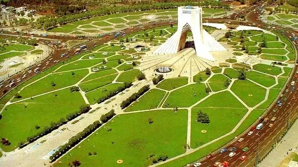 عجیب ترین صحنه ای که در میدان آزادی دیده شد / عکس هایی از قدرت نمایی متفاوت پلیس 
