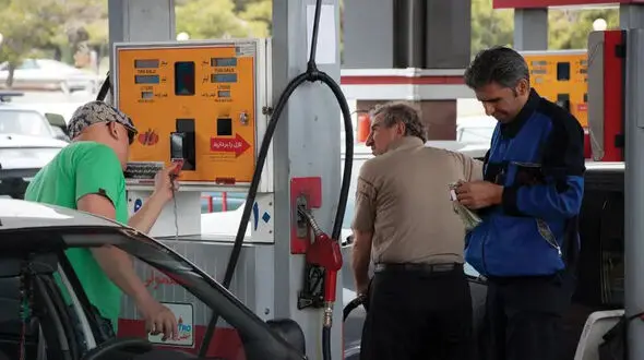 سوخت‌گیری با کارت بانکی در تهران کلید خورد/ شیوه جدید بنزین زدن چگونه است؟