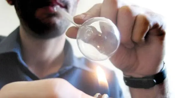 شیشه چگونه افراد را به خود معتاد می کند؟ + روش درمان و ترک اعتیاد