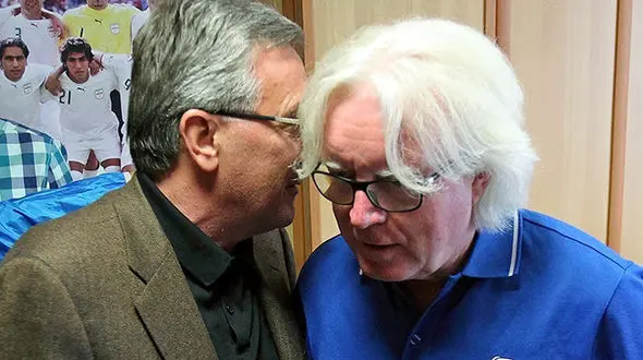  پرتاب اشیا به سمت سرمربیان استقلال و پرسپولیس/ حال‌وهوای ورزشگاه آزادی در آستانه دربی ۸۵+ عکس و فیلم 