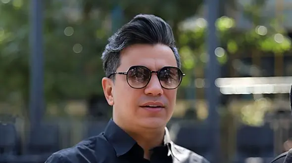 فیلم گفتگو با محسن ابراهیم زاده در تشییع داریوش مهرجویی و همسرش ! / هزاران افسوس !