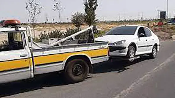 ببینید / لحظه سرقت یک وانت از روی خودروی یدک‌کش در راه پارکینگ پلیس! + فیلم