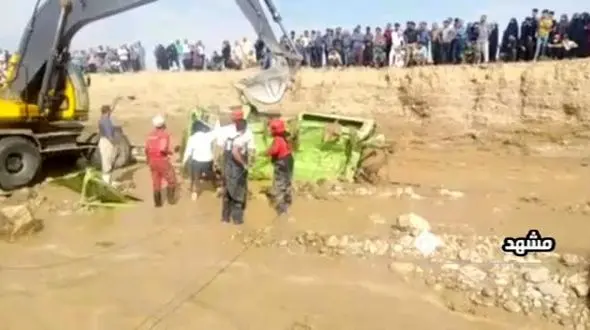 ۶ تبعه عراقی به همراه راننده ایرانی بر اثر سیلاب در اطراف مشهد جان باختند+ فیلم