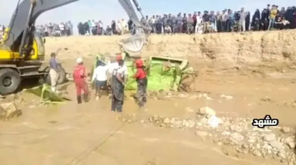 ۶ تبعه عراقی به همراه راننده ایرانی بر اثر سیلاب در اطراف مشهد جان باختند+ فیلم
