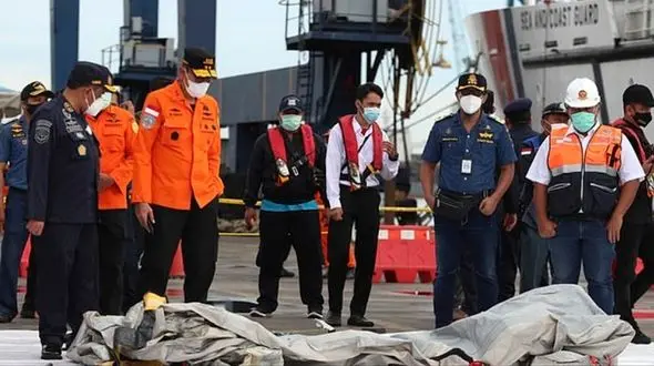 آخرین سلفی مادر و 2 کودکش قبل از سقوط هواپیمای اندونزیایی + جزییات