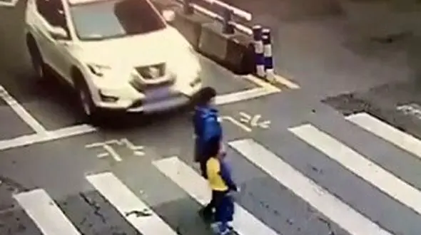 واکنش جالب کودک  به راننده ای که به مادرشرا زیر گرفت + فیلم / چین