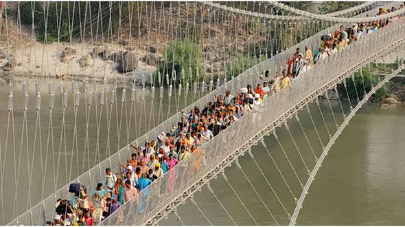 ببینید/ لحظه هولناک سقوط مرگبار پل معلق در هند / کشته ها به 132 تن رسید + فیلم