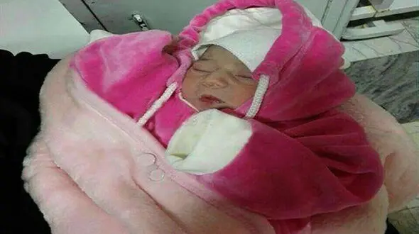نجات نوزاد 3 روزه رهاشده از داخل کیسه درملایر + عکس