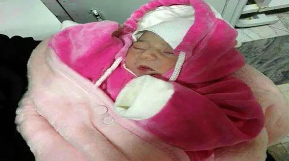 نجات نوزاد 3 روزه رهاشده از داخل کیسه درملایر + عکس