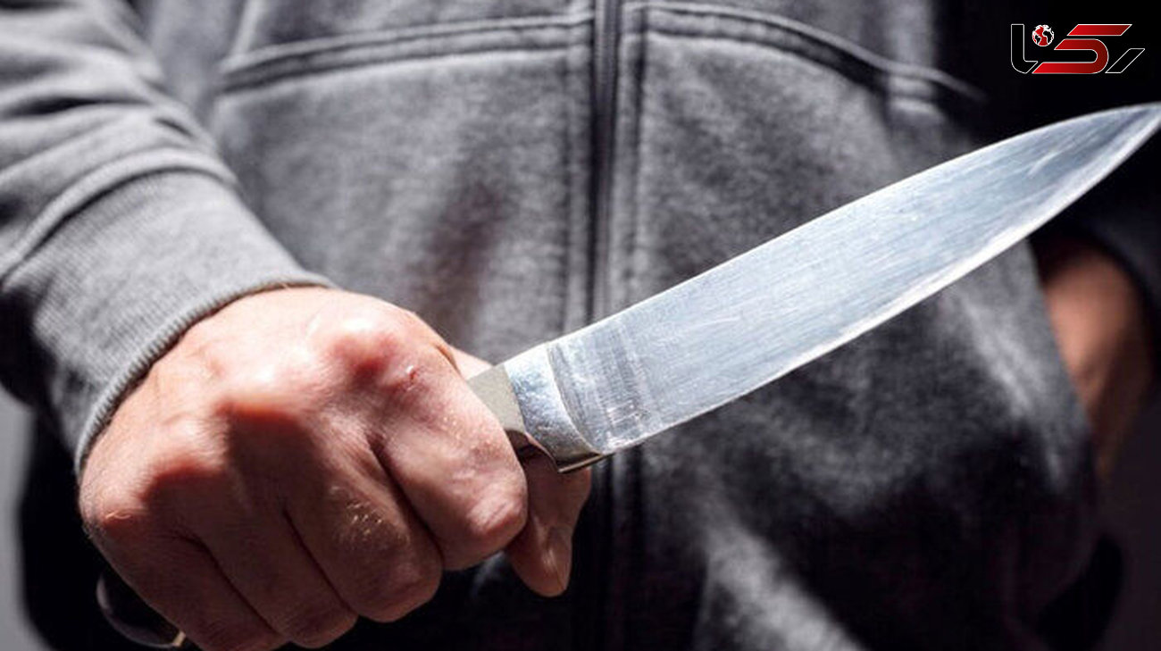 چاقو کشی ترسناک یک دیوانه در خیابان / پلیس او را بازداشت کرد