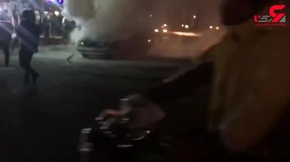 لحظه آتش گرفتن ناگهانی پراید در میدان معلم لنگرود + فیلم