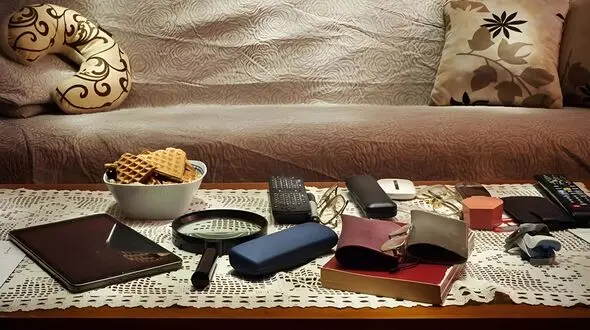 اشتباهات رایج در چیدمان میز جلو مبلی که دکور خانه را شلوغ می‌ کند